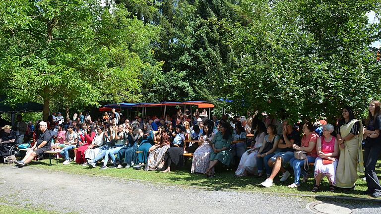 Der Mühlbacher Pfarrgarten war am Sonntag bestens gefüllt. Zahlreiche Besucherinnen und Besucher verfolgten das Kulturprogramm.