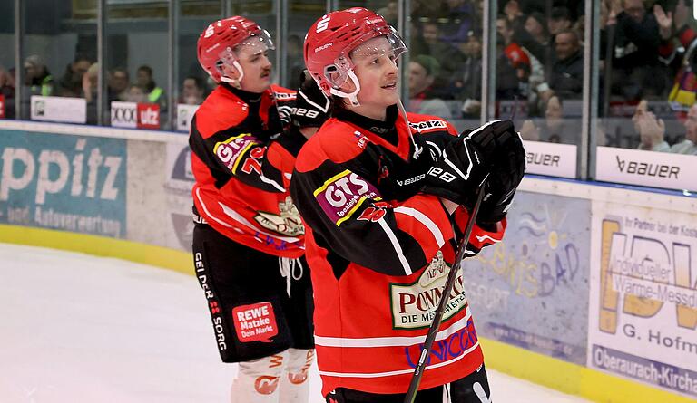 Der Haßfurter Bauer Barry (rechts, dahinter Jamie Akers) erzielte nach einem unglaublichen Solo-Lauf den 3:2-Siegtreffer im Heimderby gegen die Schweinfurter Mighty Dogs. Der Haßfurter Bauer Barry (rechts, dahinter Jamie Akers) erzielte nach einem unglaublichen Solo-Lauf den 3:2-Siegtreffer im Heimderby gegen die Schweinfurter Mighty Dogs.