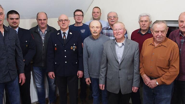 Ehrungen bei der Feuerwehr: (von links) Vorsitzender Ulrich Göb, 2. Kommandant Thomas Brückner, 2. Vorsitzender Norbert Brückner und Kommandant Thomas Bauer überreichten Urkunden und Bocksbeutel an die langjährigen Mitglieder Bernhard Rath, Gotthard Fuchs, Markus Redelberger, Josef König, Josef Drescher, Edwin Eichelmann, Werner Strobel und Horst Bauer.