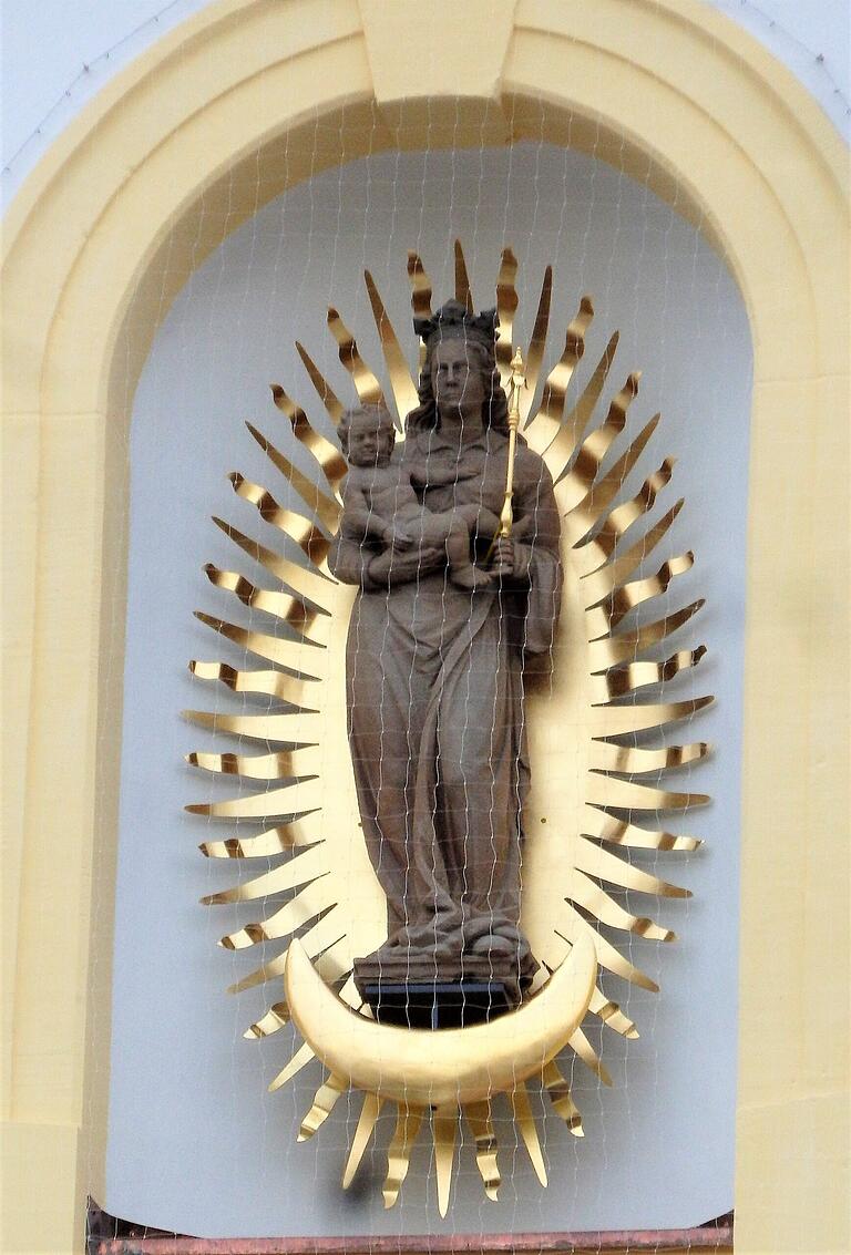 Die Statue der Mutter Gottes mit Strahlenkranz fand ihren Platz über dem Haupteingang der Gernacher Kirche St. Aegidius. Sie stammt aus der Sammlung der Familie Stauner aus Dettelbach