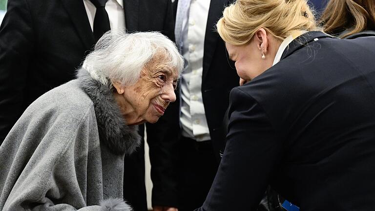 Margot Fiedländer am Donnerstag bei der Gedenkveranstaltung zum 85. Jahrestag der Pogromnacht in der Synagoge Beth Zion in Berlin. Hier wird sie von der Berliner Wirtschaftssenatorin Franziska Giffey begrüßt.