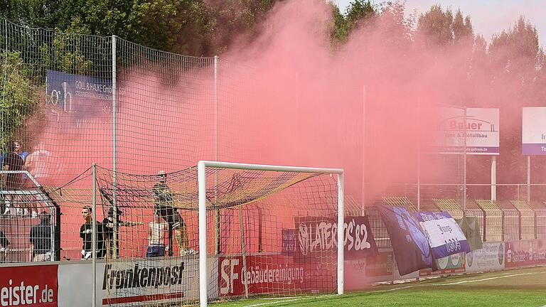 Roter Rauch aus dem Block des Würzburger FV: Das sorgte für viel Ärger bei den Fans der Nullvierer, aber immerhin nicht für eine Geldstrafe gegen den Verein.