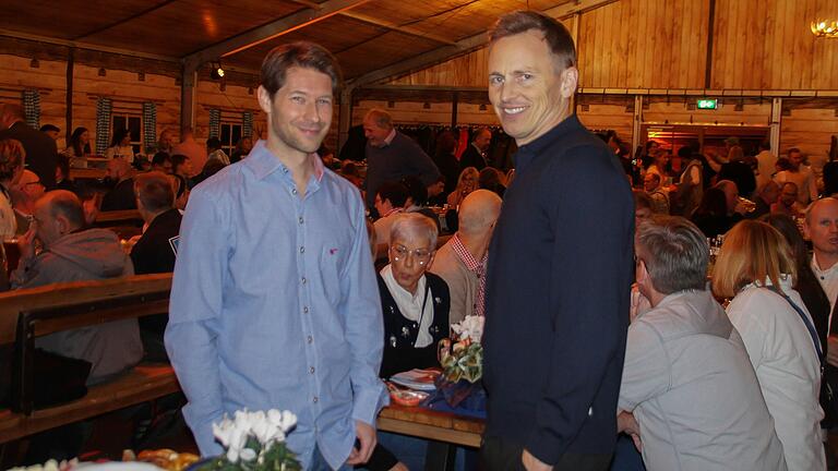 Sportliche (Bastian Steger, links) und mediale Prominenz (Jochen Breyer) beim Jubiläum der Firma Haschke Bau.