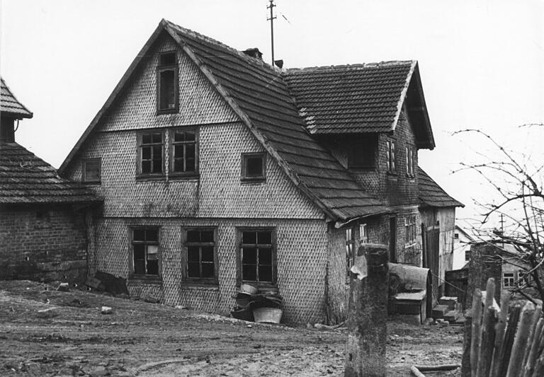 Das Gasthaus zur 'Rhön-Blume'. Eigentümerin des Anwesens war die Familie Weigand.