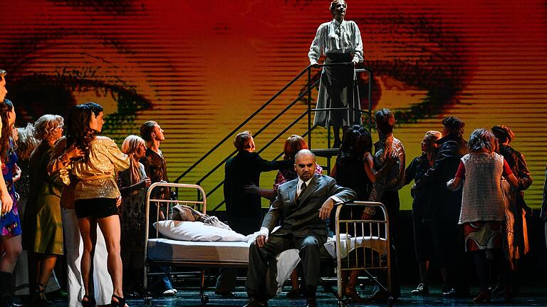 70 Chorsänger treten im Musical Evita auf. 70 Chorsänger treten im Musical Evita auf. 