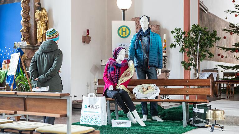 Eine ungewöhnliche Krippe: Statt eines Stalls ist eine Bushaltestelle der Schauplatz der Weihnachtsgeschichte in der Wallfahrtskirche in Retzbach.&nbsp;