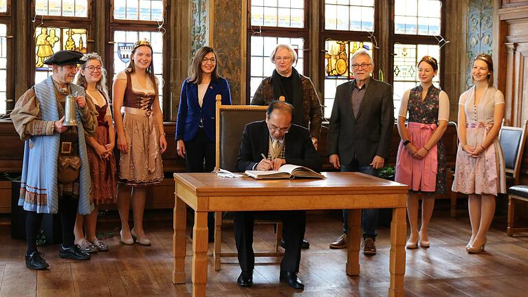 Generalkonsul Tsong-Ming Hsu trägt sich ins Goldene Buch der Stadt Kitzingen ein.