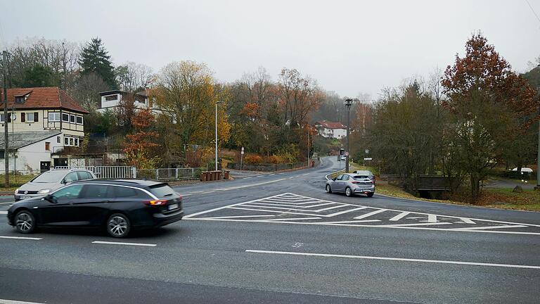 Die Einmündung der Gambacher Bahnhofstraße in die Bundesstraße 26 bekommt unter anderem eine Linksabbiegespur. So soll der Knotenpunkt sicherer werden.