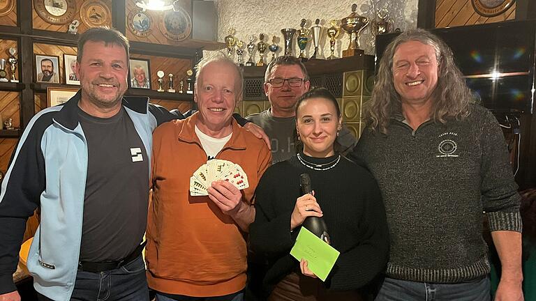 Bei der Dorfmeisterschaft 2024 in Mühlfeld errang Jürgen Helmrich den ersten Rang. Zweiter wurde Michael Krautzberger vor Sina Spiegel und Jürgen Endres. Auf dem Foto von links: Jürgen Endres, Jürgen Helmrich, 1. Vorsitzender Georg Krauß, Sina Spiegel und Michael Krautzberger.