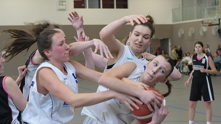 Basketball-Bezirksfinale bei der SG Oerlenbach - Gleich drei Spielerinnen der SG Oerlenbach/Ebenhausen sichern hier den Ball im Finalspiel gegen den SV Erlenbach. Basketball-Bezirksfinale bei der SG Oerlenbach - Gleich drei Spielerinnen der SG Oerlenbach/Ebenhausen sichern hier den Ball im Finalspiel gegen den SV Erlenbach.