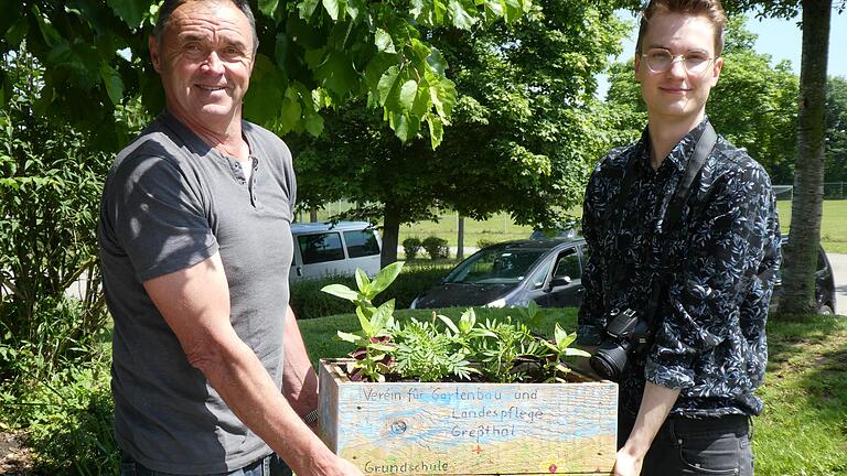 Der Lehramtsanwärter Kevin Claes (rechts), der an der Grundschule in Wasserlosen tätig ist, züchtete im Rahmen seiner Heimarbeit Schmetterlinge für ein Schulprojekt. Mit Herbert Heusinger, dem Vorsitzenden des Vereins für Gartenbau und Landespflege Greßthal, hatte er Unterstützung gefunden. Dieser hatte eine bemalte Pflanzkiste als Geschenk dabei, die typische Schmetterlingspflanzen enthält.