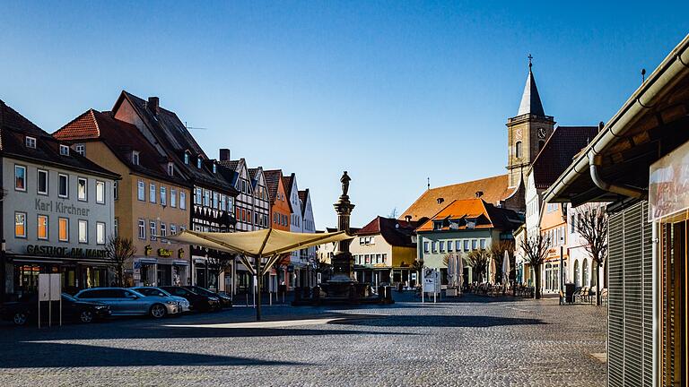 Im ersten Lockdown im März 2020 präsentiert sich Bad Neustadt trotz blauem Himmel und Sonnenschein als Geisterstadt.