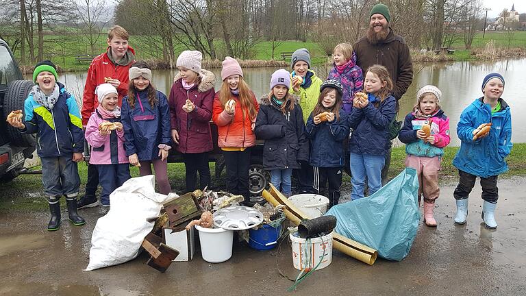 Ein alter Teppich, viel Plastikmüll und sogar eine Puppe waren die Ausbeute von vielen fleißigen Kindern, die die Natur wieder etwas aufpolieren wollten. Der Angelverein Nordheim hat sich sehr über dieses Engagement gefreut und die tüchtigen Kinder mit einer kleinen Brotzeit belohnt.