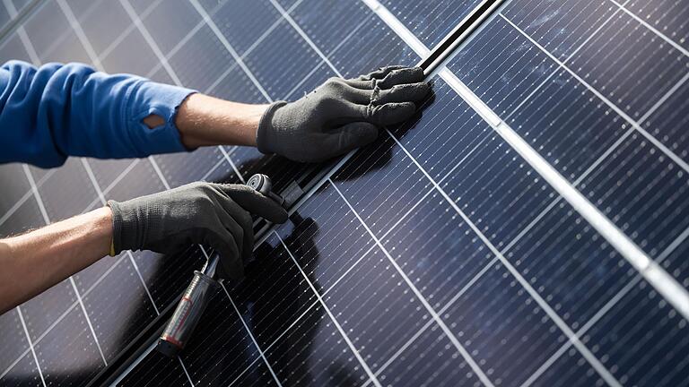 Damit Privatleute Strom von ihrer Photovoltaikanlage dem Stromnetz zuführen können, brauchen sie eine Zusage vom Netzbetreiber. Beim Bayernwerk hat sich die Bearbeitungszeit der Anträge verdoppelt. (Symbolbild)