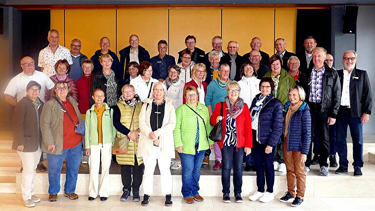 Fröhliches Wiedersehen: 50 Jahre nach ihrer Entlassfeier trafen sich ehemalige Schülerinnen und Schüler in der Ignaz-Reder-Realschule Mellrichstadt zum 50-jährigen Jubiläum.