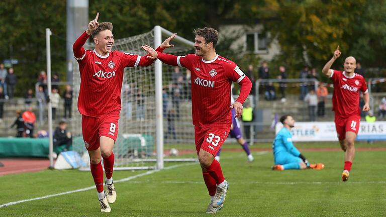 Fabian Wessig (links) bejubelte mit Mannschaftskamerad Benjamin Girth das 2:0 für die Würzburger Kickers.