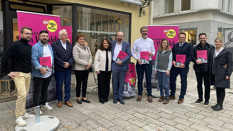Buchpräsentation mit Sponsoren: Peter Hofmann stellte den sechsten Band von 'Schweinfurt im Wandel' vor. Auf dem Bild (v.l.) Johannes Neuhauser, Tayfun Cenk, Elfriede und Hans Szczecina, Nurcan und Peter Hofmann, Axel Feyh, Angela Sperber, Thomas Siebenson, Julian Hirschfeld sowie Leonie Steinmann-Hirschfeld. Buchpräsentation mit Sponsoren: Peter Hofmann stellte den sechsten Band von 'Schweinfurt im Wandel' vor. Auf dem Bild (v.l.) Johannes Neuhauser, Tayfun Cenk, Elfriede und Hans Szczecina, Nurcan und Peter Hofmann, Axel Feyh, Angela Sperber, Thomas Siebenson, Julian Hirschfeld sowie Leonie Steinmann-Hirschfeld.