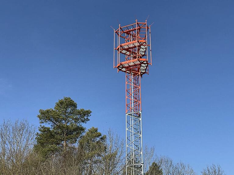Die rote Farbe am Funkmast bei Großeibstadt ist aufgrund des in der Nähe liegenden Flugplatzes des Aeroklubs notwendig. Flugzeuge könnten so den Funkmast rechtzeitig erkennen. Die rote Farbe am Funkmast bei Großeibstadt ist aufgrund des in der Nähe liegenden Flugplatzes des Aeroklubs notwendig. Flugzeuge könnten so den Funkmast rechtzeitig erkennen.