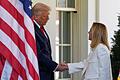 Trump empfängt Meloni       -  Die US-Zollpolitik ist eines der Hauptthemen bei Treffen von Italiens Ministerpräsidentin Meloni und US-Präsident Trump in Washington.