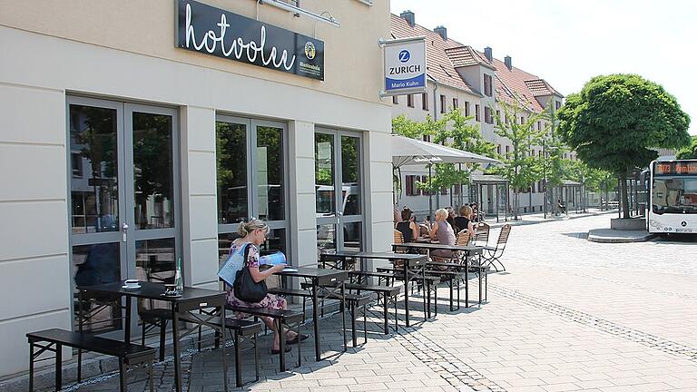 Am Eröffnungstag nutzen bereits einige Gäste das neue Café-Angebot des „Hotvolee“ am Marktheidenfelder Busbahnhof. Am Eröffnungstag nutzen bereits einige Gäste das neue Café-Angebot des „Hotvolee“ am Marktheidenfelder Busbahnhof.