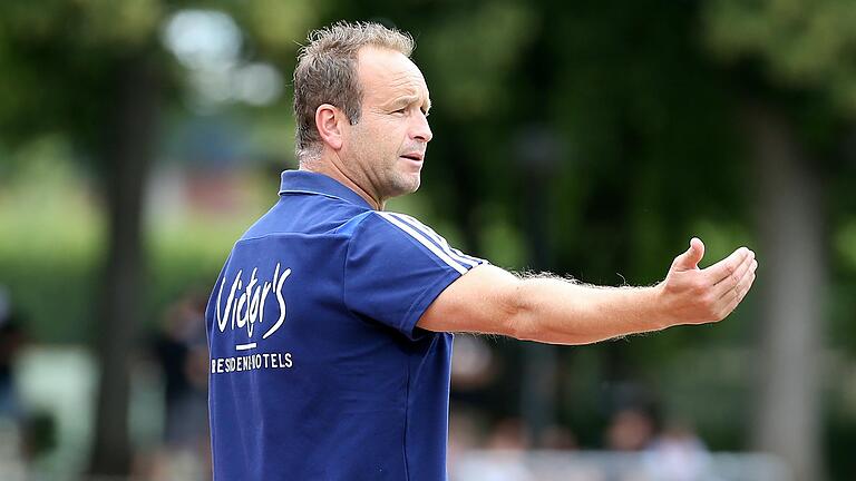 Dirk Lottner, hier als Trainer des 1. FC Saarbrücken, hat Gespräche mit den Würzburger Kickers bestätigt.