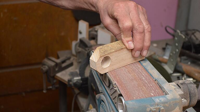 Dann heißt's am Bandschleifer die Kanten brechen, damit das Holz keine Unebenheiten aufweist.