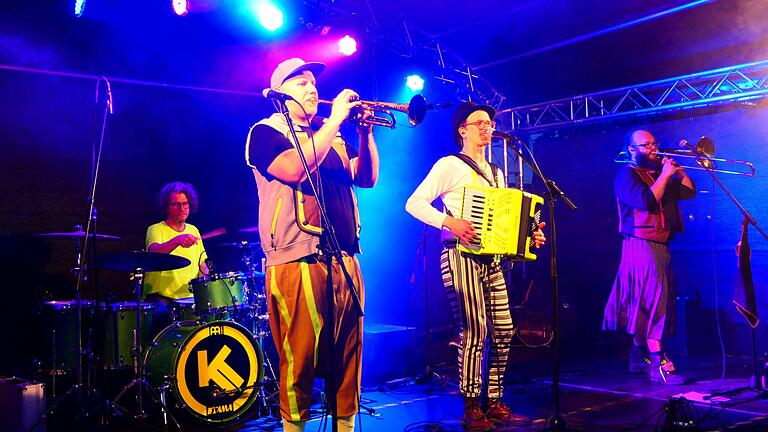 Die Band 'Kellerkommando' aus Bamberg heizte dem Haßfurter Publikum beim 'Abendlicht' am Donnerstag so richtig ein.