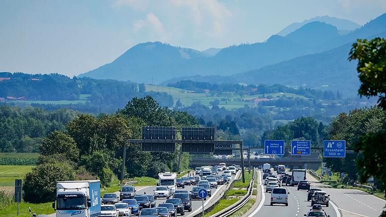 Fahrzeuge stauen sich auf A8 - Die erste große Reiswelle prägte die Straßen Bayerns am Wochenende. Vielerorts staute es sich. Fahrzeuge stauen sich auf A8 - Die erste große Reiswelle prägte die Straßen Bayerns am Wochenende. Vielerorts staute es sich.