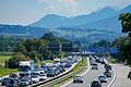 Fahrzeuge stauen sich auf A8       -  Die erste große Reiswelle prägte die Straßen Bayerns am Wochenende. Vielerorts staute es sich.