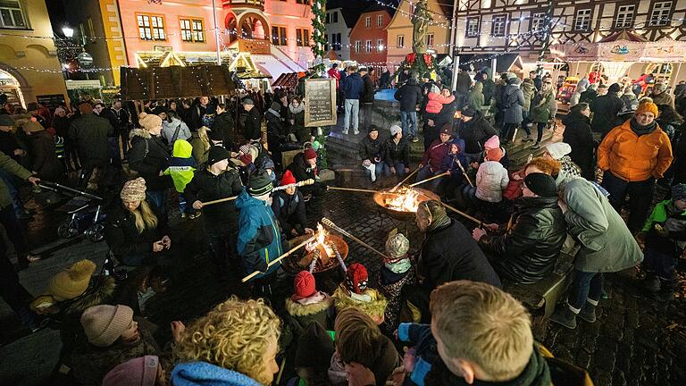 Winterzauber in Volkach: ein winterliches Vergnügen für die ganze Familie am Marktplatz. Winterzauber in Volkach: ein winterliches Vergnügen für die ganze Familie am Marktplatz.