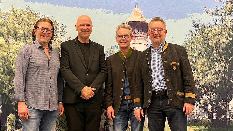 Nach einem begeisternden Kabarettabend in der Versbacher Pleichachtalhalle: Wolfgang Krebs (Zweiter von links) mit den Organisatoren Michael Treutlein, Michael Fabian und Hubert Uhl.