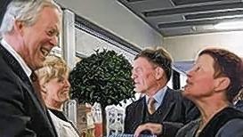 Guter Rat und schönes Geschenk: Armin und Martha Grein mit Staatskanzleichef Minister Eberhard Sinner und Ehefrau Uta.