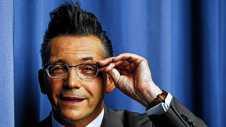 Götz Alsmann: Seit zwei Jahren ist der 55-jährige TV-Moderator und Musiker auch Honorarprofessor an der Universität Münster. Götz Alsmann: Seit zwei Jahren ist der 55-jährige TV-Moderator und Musiker auch Honorarprofessor an der Universität Münster.