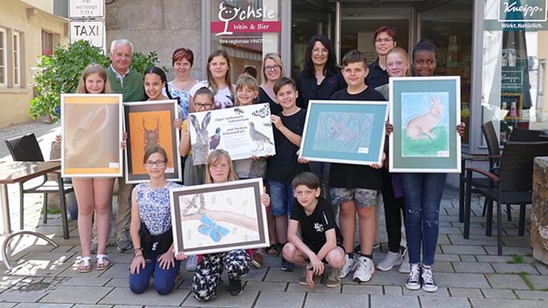 Die strahlenden Schüler mit (hinten links) Gerhard Klingler, Sandra Jaekel, Judith Metzger, Friederike Frank und Sonja Fischer-Seitz. Die strahlenden Schüler mit (hinten links) Gerhard Klingler, Sandra Jaekel, Judith Metzger, Friederike Frank und Sonja Fischer-Seitz.
