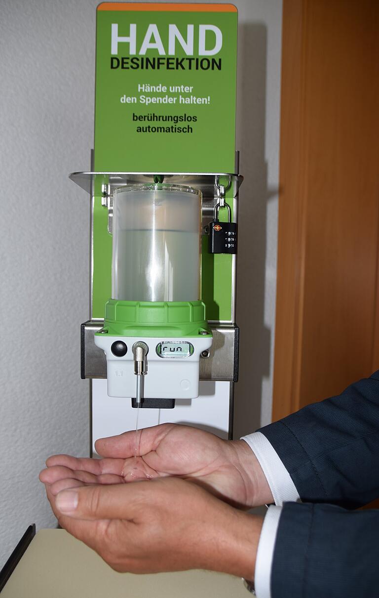 Auf dem Display erscheint &quot;run&quot;, also Mittel &quot;läuft&quot;, wenn die Hände unter den Sensor des Desinfektionsmittelspenders gehalten werden.