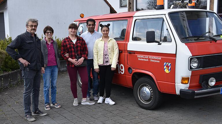 Künftig kann sich die Familie Bashir mit dem ausgedienten Feuerwehrauto aus Breitenbach-Oberjossa mobil unterwegs.