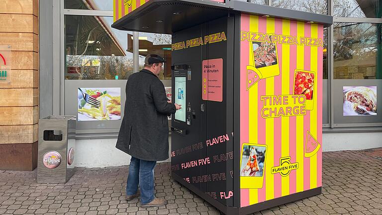 Redakteur Peter Schmieder bestellt am Touchscreen des neuen Pizza-Automaten in Knetzgau. Kann das schmecken? Drei Redaktionsmitglieder haben den Test gemacht. Redakteur Peter Schmieder bestellt am Touchscreen des neuen Pizza-Automaten in Knetzgau. Kann das schmecken? Drei Redaktionsmitglieder haben den Test gemacht.