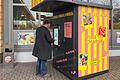 Redakteur Peter Schmieder bestellt am Touchscreen des neuen Pizza-Automaten in Knetzgau. Kann das schmecken? Drei Redaktionsmitglieder haben den Test gemacht.