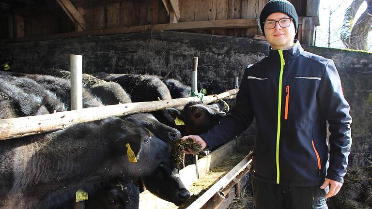 Sebastian Bausch züchtet Wagyu-Rinder als Hobby. Hier füttert er seine Kälber. - Sebastian Bausch züchtet Wagyu-Rinder als Hobby. Hier füttert er seine Kälber. Sebastian Bausch züchtet Wagyu-Rinder als Hobby. Hier füttert er seine Kälber. - Sebastian Bausch züchtet Wagyu-Rinder als Hobby. Hier füttert er seine Kälber.