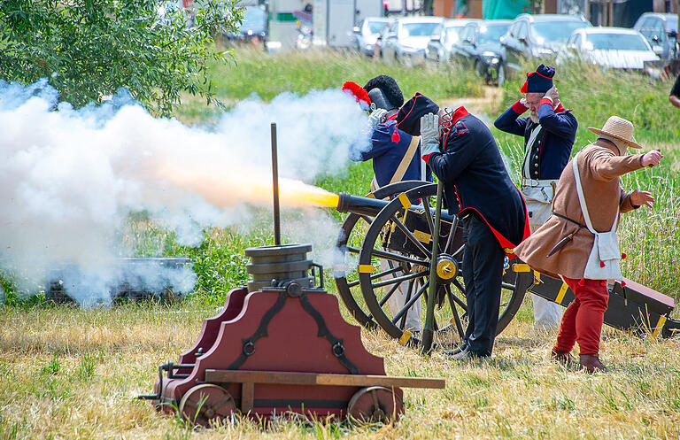 Beim Kanonenschießen durch das vierte Regiment Bayerischer Artillerie wurde es laut. Beim Kanonenschießen durch das vierte Regiment Bayerischer Artillerie wurde es laut.
