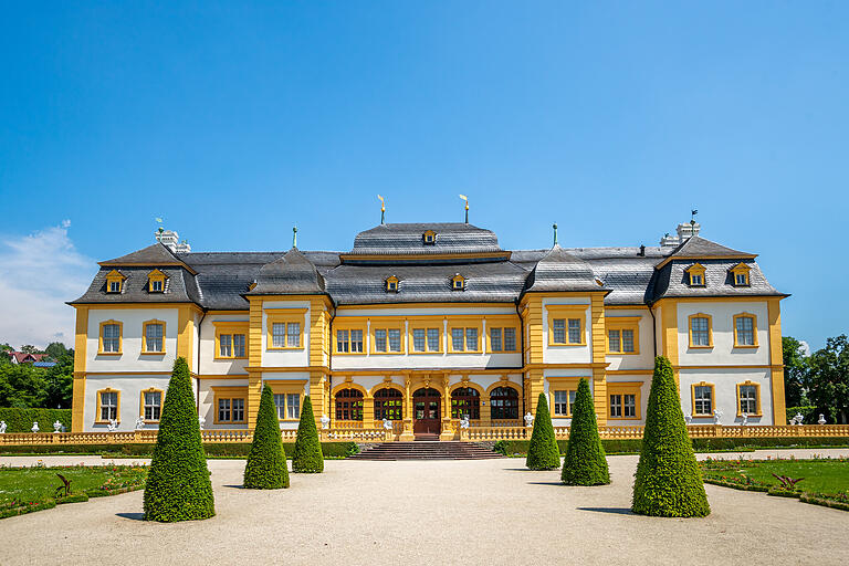 Schloss Veitshöchheim ist bekannt für seinen wunderbaren Rokokogarten. Schloss Veitshöchheim ist bekannt für seinen wunderbaren Rokokogarten.