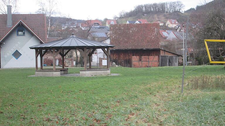 Auf der „Schäferwiese“ gegenüber dem Sportheim soll ein „grüner Dorfplatz“ entstehen. - Auf der „Schäferwiese“ gegenüber dem Sportheim soll ein „grüner Dorfplatz“ entstehen. Auf der „Schäferwiese“ gegenüber dem Sportheim soll ein „grüner Dorfplatz“ entstehen. - Auf der „Schäferwiese“ gegenüber dem Sportheim soll ein „grüner Dorfplatz“ entstehen.