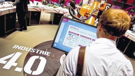 Die digitalisierte und vernetzte Fabrik: Auf der Hannover Messe zeigen Unternehmen, wie sie sich die „Industrie 4.0“ vorstellen.Foto: Christoph Schmidt, dpa Die digitalisierte und vernetzte Fabrik: Auf der Hannover Messe zeigen Unternehmen, wie sie sich die „Industrie 4.0“ vorstellen.Foto: Christoph Schmidt, dpa