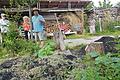 Das Muldenbeet hilft, wassersparend zu Gärtnern, wie hier im Garten von Norbert Schmäling, dem Mann im blauen Hemd. Foto: Elisabeth Assmann       -  Das Muldenbeet hilft, wassersparend zu Gärtnern, wie hier im Garten von Norbert Schmäling, dem Mann im blauen Hemd. Foto: Elisabeth Assmann