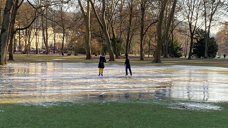 Einige Pfützen sind bei den eisigen Temperaturen gefroren und laden zum Schlittschuhlaufen ein. Einige Pfützen sind bei den eisigen Temperaturen gefroren und laden zum Schlittschuhlaufen ein.