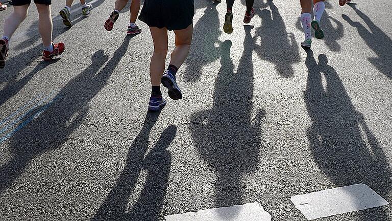 41. Berlin-Marathon       -  Weil der Mensch zum Laufen geboren ist: Läufer beim Marathon in Berlin.