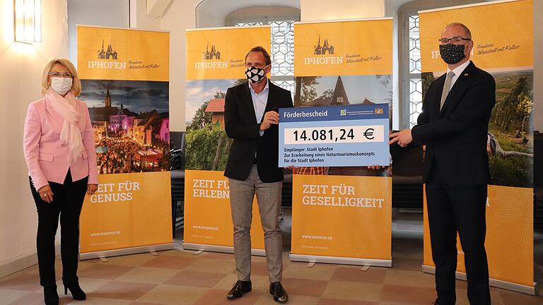 Der bayerische Umweltminister Thorsten Glauber (Mitte) übergibt im Iphöfer Rathaus den Förderscheck für das Naturtourismuskonzept an Bürgermeister Dieter Lenzer (rechts). Das freut auch Landrätin Tamara Bischof. Der bayerische Umweltminister Thorsten Glauber (Mitte) übergibt im Iphöfer Rathaus den Förderscheck für das Naturtourismuskonzept an Bürgermeister Dieter Lenzer (rechts). Das freut auch Landrätin Tamara Bischof.