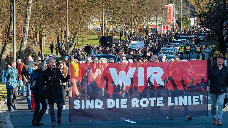 Mit den aus vorausgegangenen Demonstrationen bekannten Parolen wurde auch am Sonntag ein Ende der Corona-Maßnahmen gefordert.