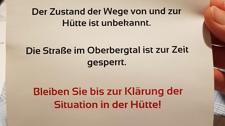 Dieser Zettel auf dem Frühstückstisch informierte darüber, dass niemand die Hütte verlassen soll. Dieser Zettel auf dem Frühstückstisch informierte darüber, dass niemand die Hütte verlassen soll.
