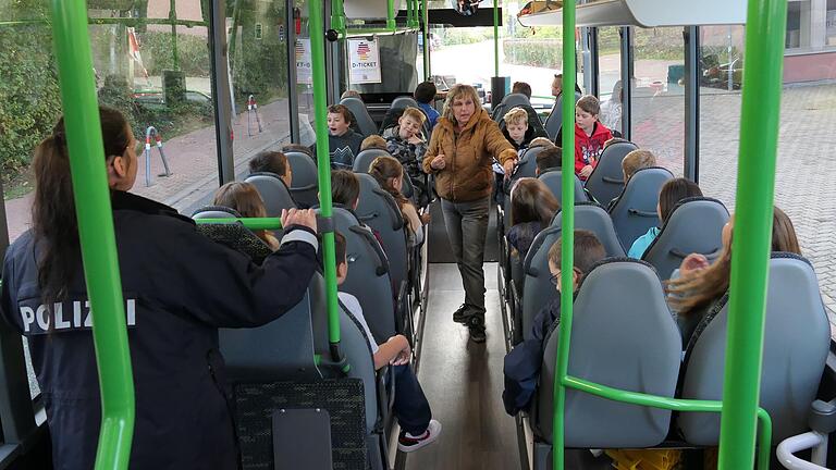 Turit Träger-Wiener klärt über die Sicherheitssysteme im Bus auf.